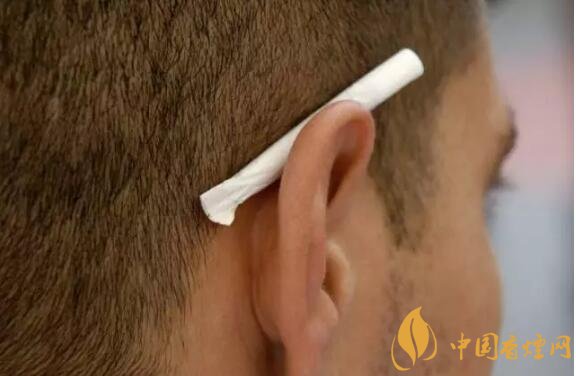 香煙夾耳朵上是怎么來(lái)的，耳夾煙是男人的專利
